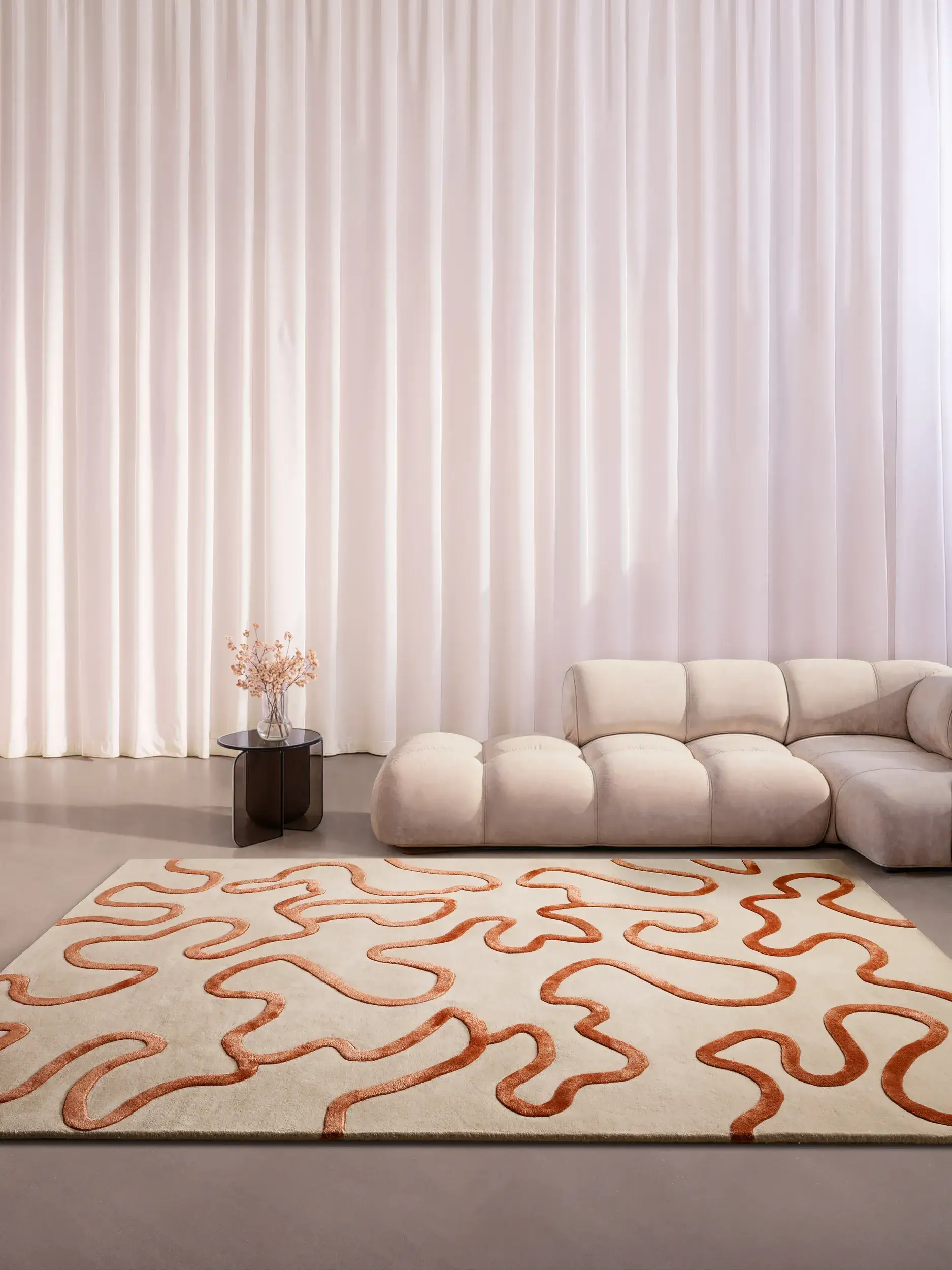 Tapis Keith crème et terracotta devant un canapé clair
